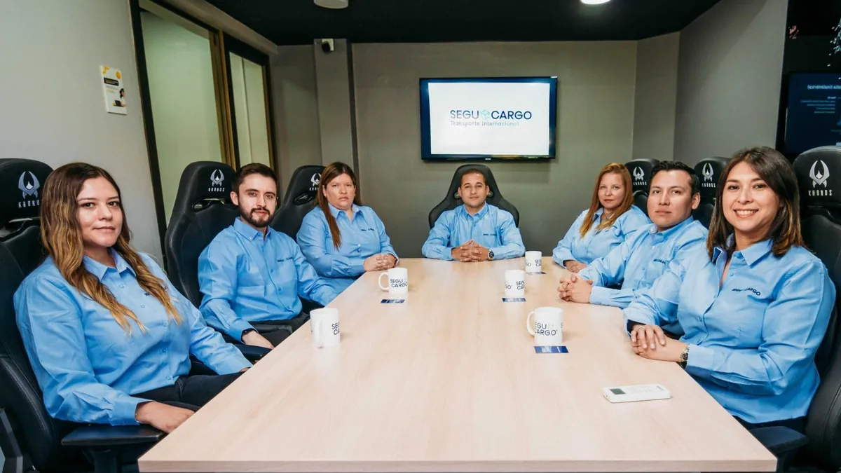 Equipo de Segucargo reunido en la sala de la oficina de Providencia