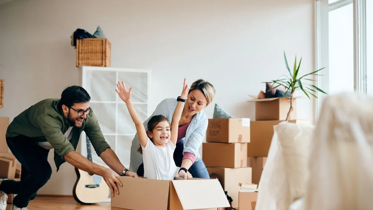 Familia embalando cajas antes de una mudanza internacional a Reino Unido